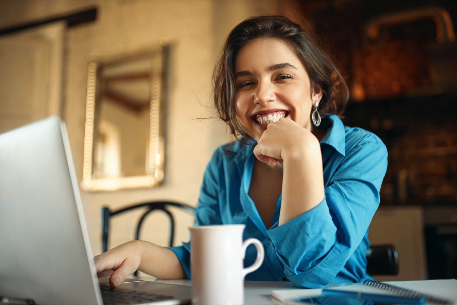 Mulher sorrindo com dentes brancos após clareamento dental sem sensibilidade na Clínica Nakamura Odontologia em Barreiras - BA.